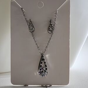 Elegant Silver-Tone Teardrop Crystal Jewelry Set – Necklace & Earrings